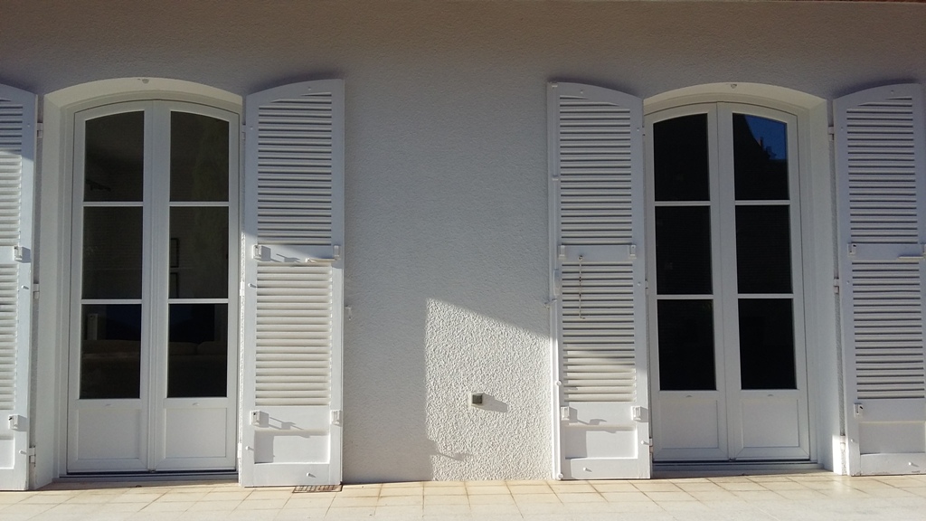 Fenêtres cintrées en PVC blanc