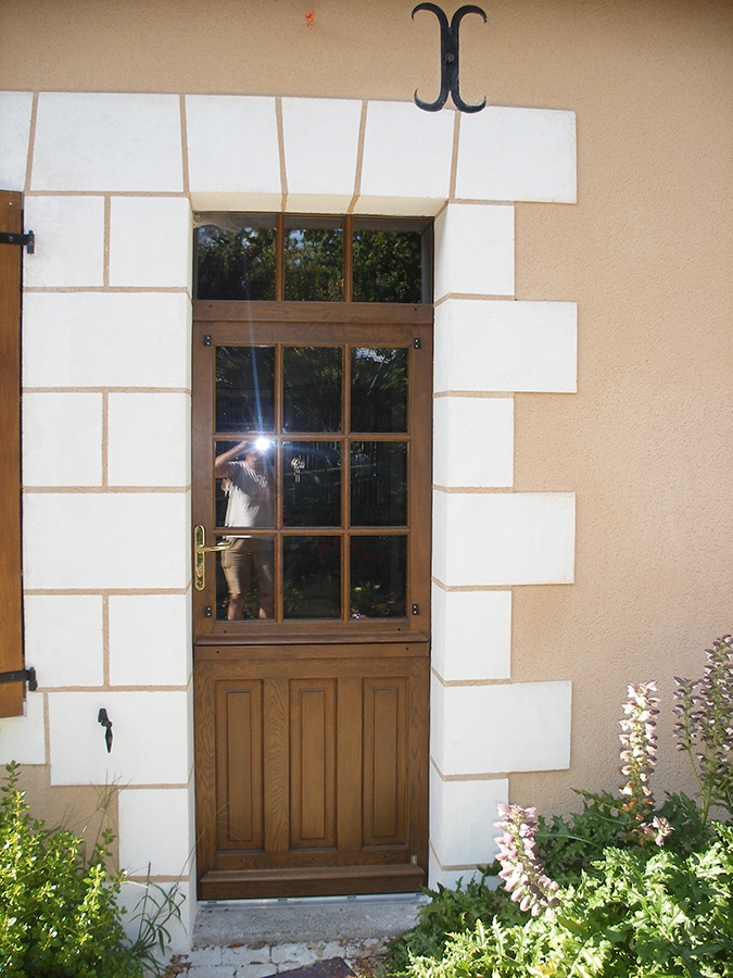 Création d'une porte d'entrée en bois sur-mesure