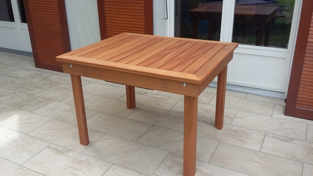 Table basse de jardin en sipo