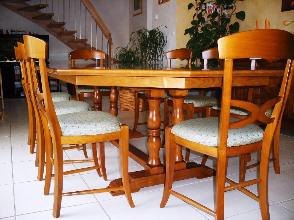 Table et chaises en bois